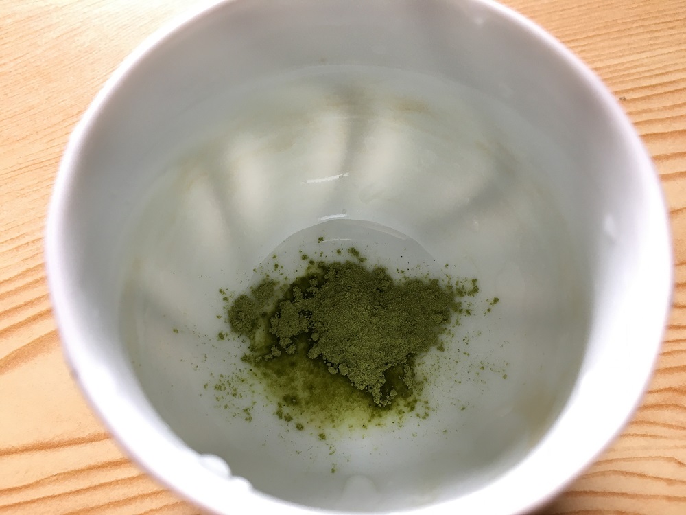 きらめき煎茶を湯飲み茶わんに入れる